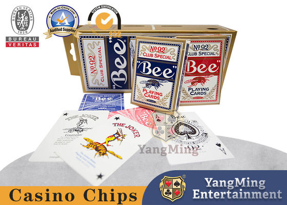 รูปแบบ Bee Back สีแดงและสีน้ำเงิน 310g Black Core Casino Poker Card Spot Color Box บรรจุภัณฑ์