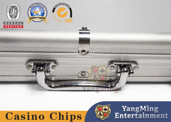 อุปกรณ์เสริมเกมคาสิโนอุปกรณ์พกพาชุดชิปโป๊กเกอร์ระดับพรีเมี่ยม Texas Hold 'Em Cards กล่องอลูมิเนียมสีเงิน